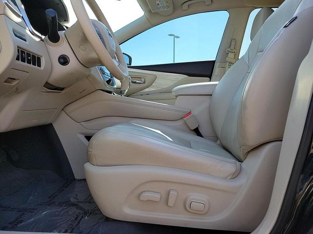 Photo of 2016 Magnetic Black Metallic Nissan Murano