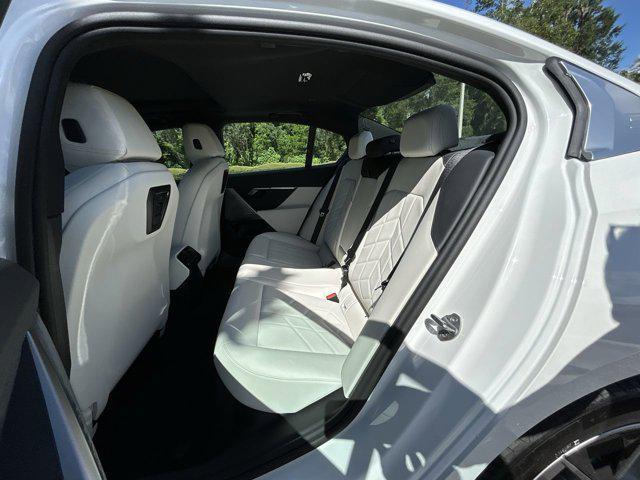 Photo of 2024 Alpine White BMW i5