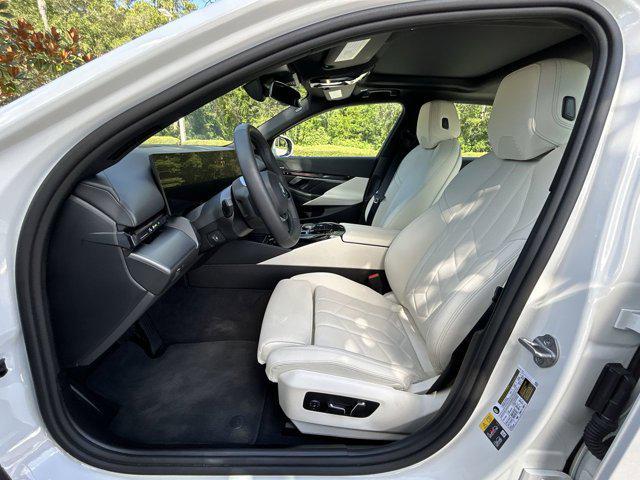 Photo of 2024 Alpine White BMW i5