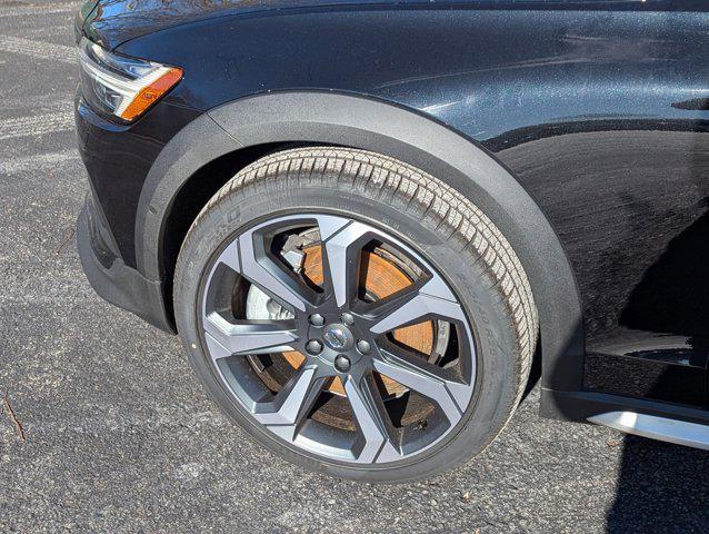 Photo of 2025 Onyx Black Metallic Volvo V60 Cross Country