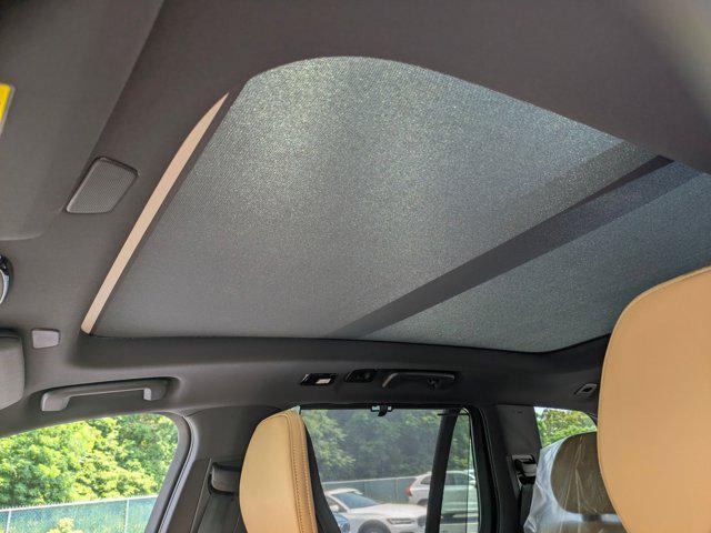 Photo of 2025 Crystal White Metallic Volvo XC90