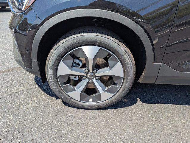 Photo of 2025 Onyx Black Metallic Volvo XC40