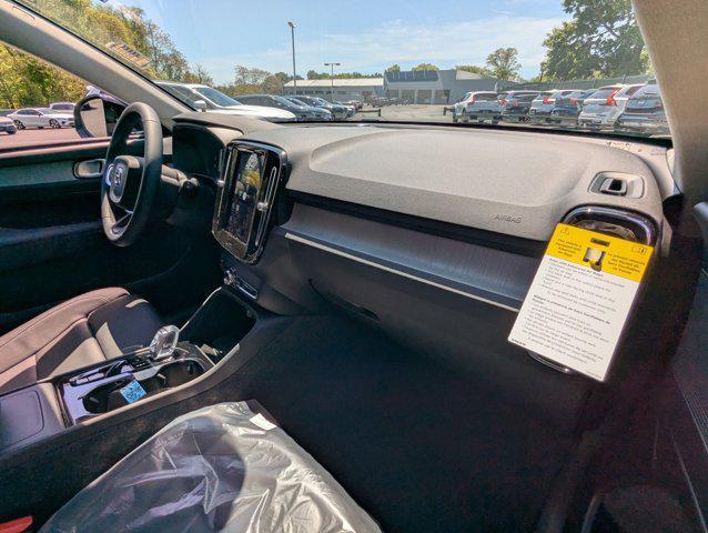 Photo of 2025 Onyx Black Metallic Volvo XC40