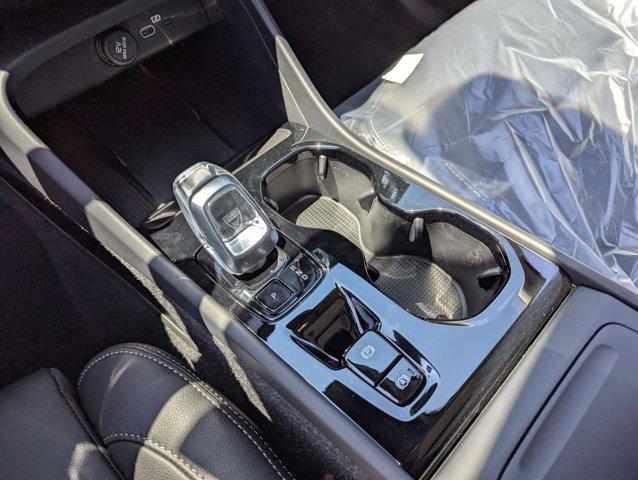 Photo of 2025 Onyx Black Metallic Volvo XC40