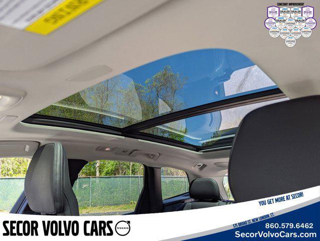 Photo of 2022 Onyx Black Metallic Volvo XC60