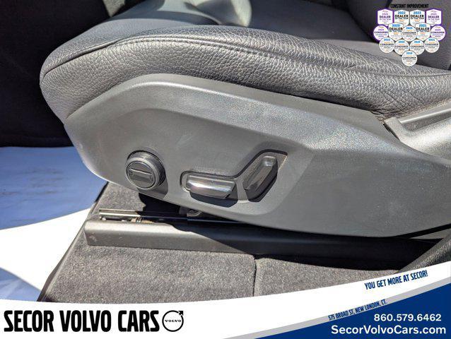 Photo of 2022 Onyx Black Metallic Volvo XC60