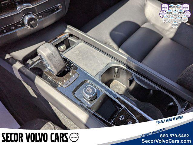 Photo of 2022 Onyx Black Metallic Volvo XC60