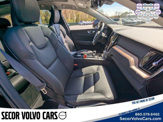 Photo of 2022 Onyx Black Metallic Volvo XC60