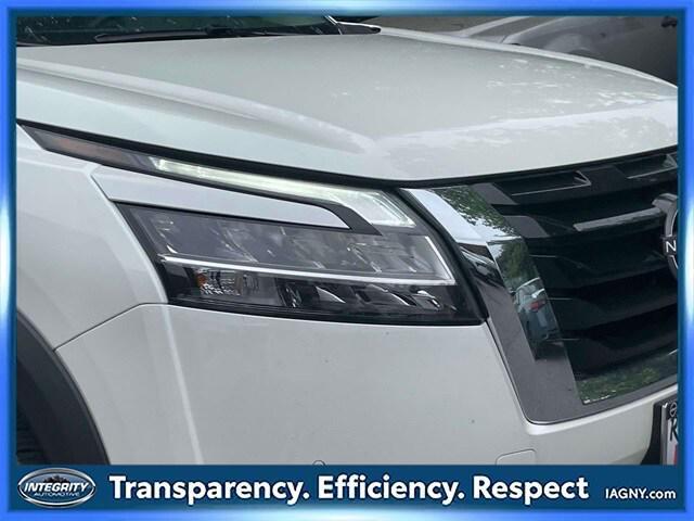 Photo of 2023 Pearl White Tricoat Nissan Pathfinder