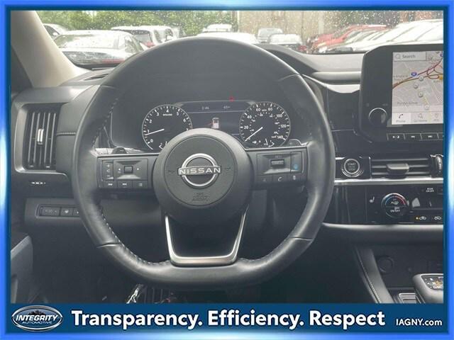 Photo of 2023 Pearl White Tricoat Nissan Pathfinder