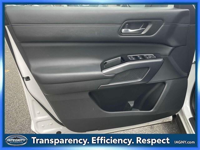 Photo of 2023 Pearl White Tricoat Nissan Pathfinder
