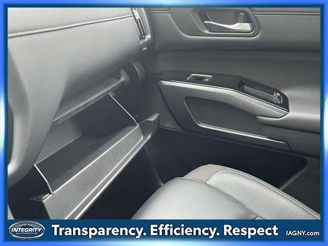 Photo of 2023 Pearl White Tricoat Nissan Pathfinder
