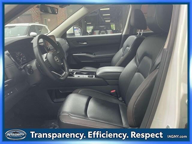 Photo of 2023 Pearl White Tricoat Nissan Pathfinder