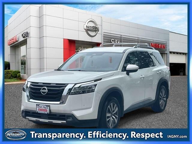 Photo of 2023 Pearl White Tricoat Nissan Pathfinder