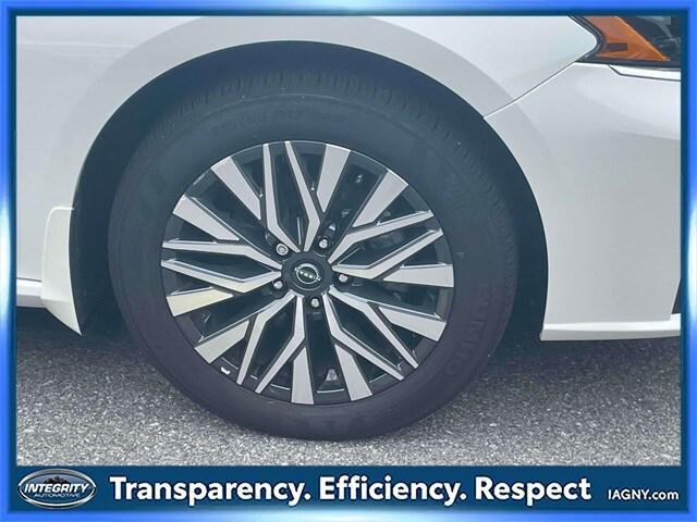 Photo of 2024 Pearl White Tricoat Nissan Altima