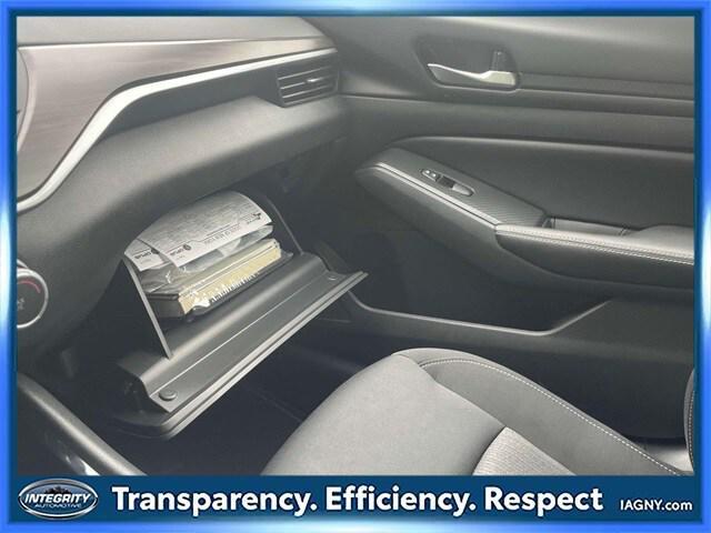 Photo of 2024 Pearl White Tricoat Nissan Altima