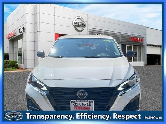 Photo of 2025 Glacier White Nissan Altima