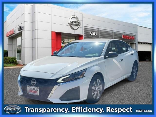 Photo of 2025 Glacier White Nissan Altima