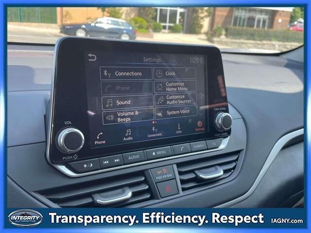 Photo of 2025 Glacier White Nissan Altima