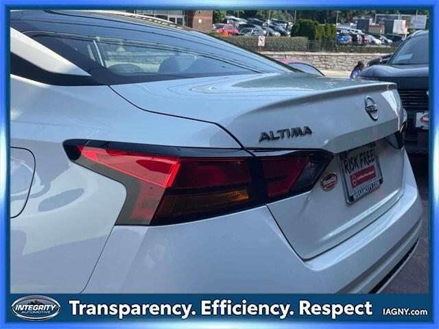 Photo of 2025 Glacier White Nissan Altima