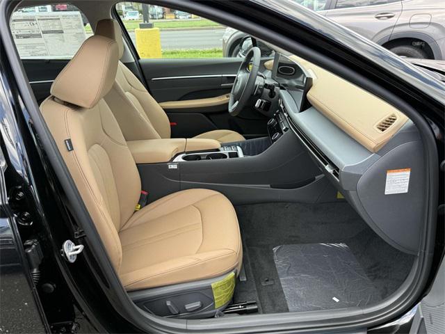 Photo of 2025 Abyss Black Hyundai SONATA Hybrid