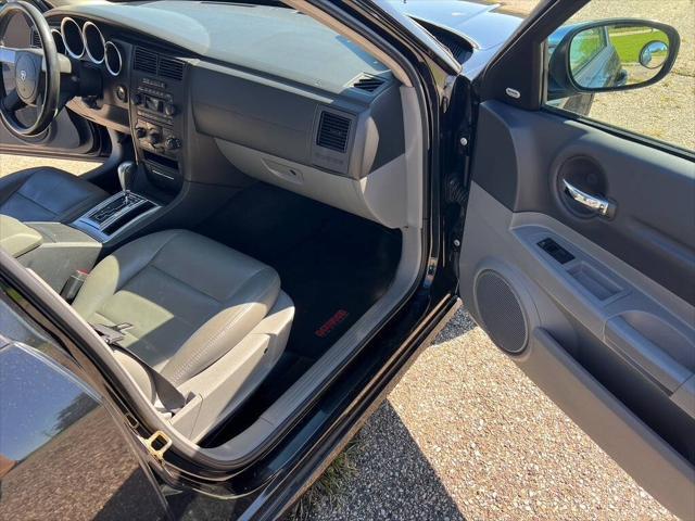 Photo of 2005 Black Dodge Magnum