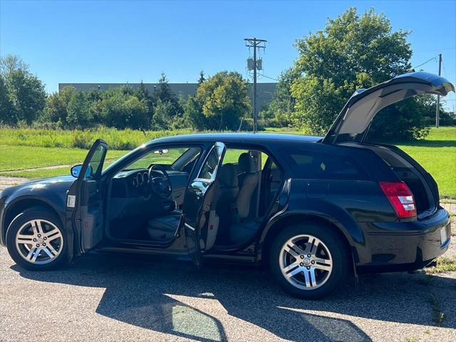 Photo of 2005 Black Dodge Magnum