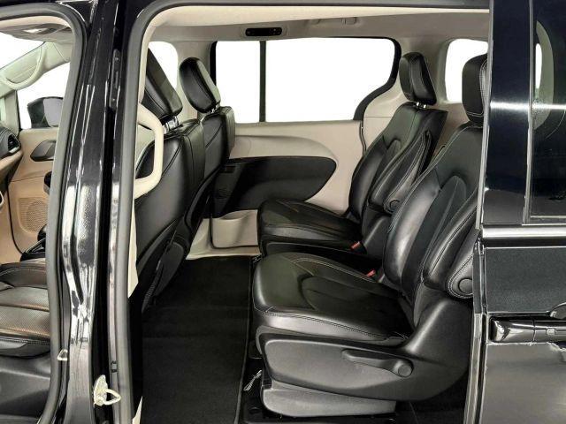 Photo of 2023 Black Chrysler Pacifica Hybrid