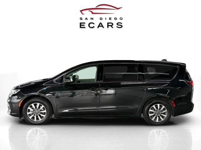 Photo of 2023 Black Chrysler Pacifica Hybrid