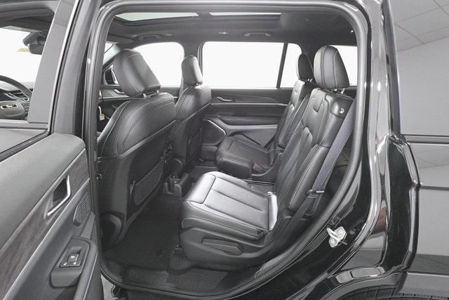 Photo of 2025 Diamond Black Crystal Pearlcoat Jeep Grand Cherokee L