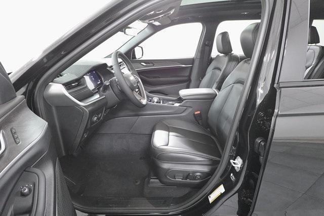 Photo of 2025 Diamond Black Crystal Pearlcoat Jeep Grand Cherokee L