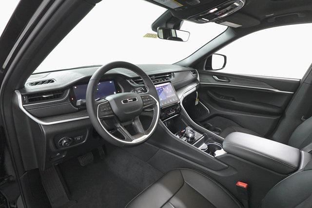 Photo of 2025 Diamond Black Crystal Pearlcoat Jeep Grand Cherokee L