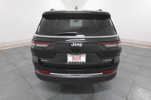 Photo of 2025 Diamond Black Crystal Pearlcoat Jeep Grand Cherokee L