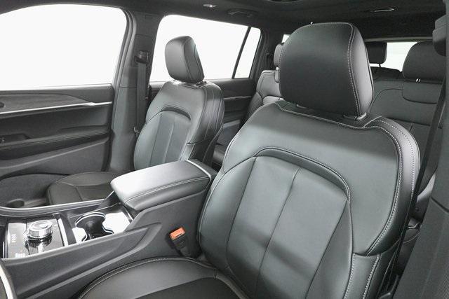 Photo of 2025 Diamond Black Crystal Pearlcoat Jeep Grand Cherokee L