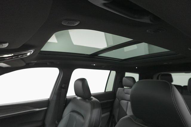 Photo of 2025 Diamond Black Crystal Pearlcoat Jeep Grand Cherokee L