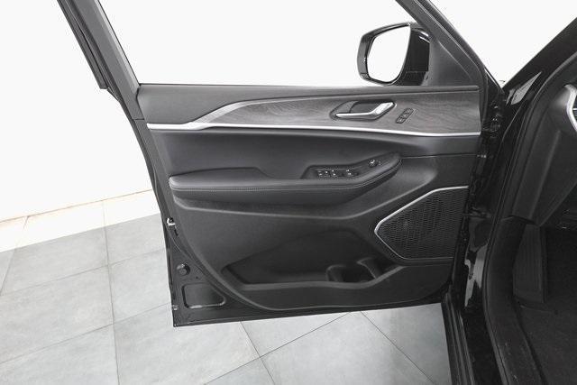 Photo of 2025 Diamond Black Crystal Pearlcoat Jeep Grand Cherokee L