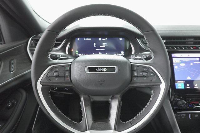 Photo of 2025 Diamond Black Crystal Pearlcoat Jeep Grand Cherokee L