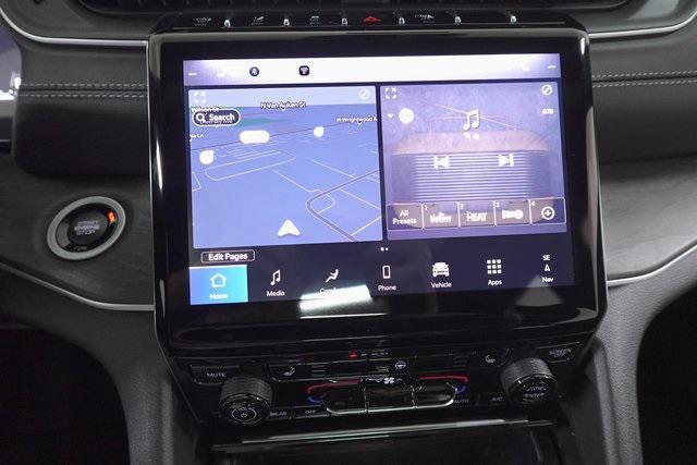 Photo of 2025 Diamond Black Crystal Pearlcoat Jeep Grand Cherokee L