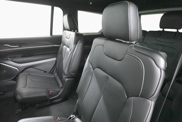 Photo of 2025 Diamond Black Crystal Pearlcoat Jeep Grand Cherokee L