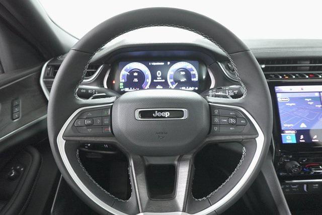 Photo of 2025 Diamond Black Crystal Pearlcoat Jeep Grand Cherokee L