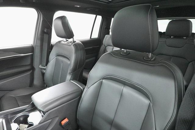 Photo of 2025 Diamond Black Crystal Pearlcoat Jeep Grand Cherokee L