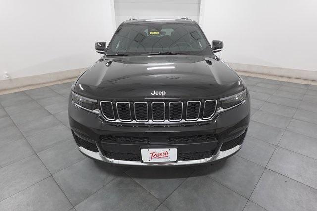Photo of 2025 Diamond Black Crystal Pearlcoat Jeep Grand Cherokee L