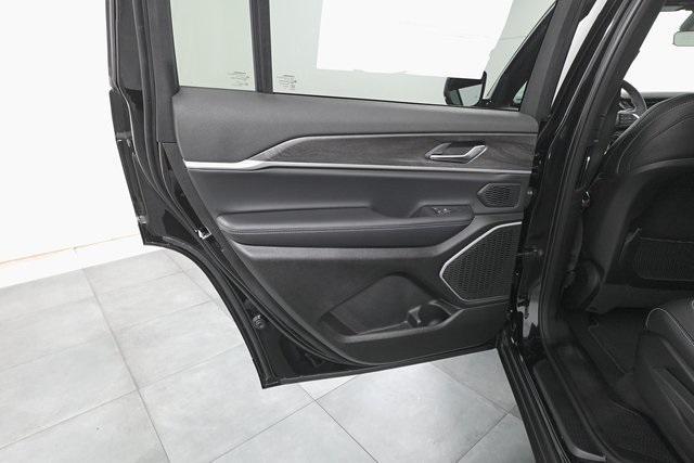 Photo of 2025 Diamond Black Crystal Pearlcoat Jeep Grand Cherokee L