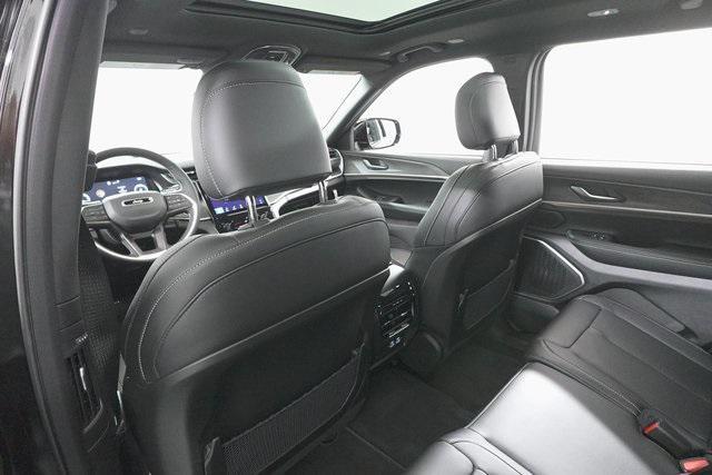 Photo of 2025 Diamond Black Crystal Pearlcoat Jeep Grand Cherokee L