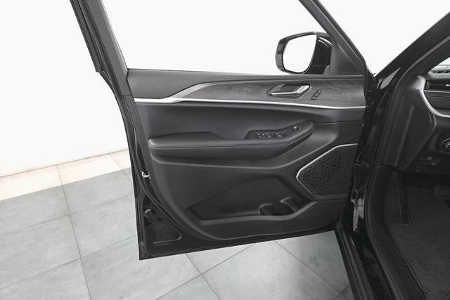 Photo of 2025 Diamond Black Crystal Pearlcoat Jeep Grand Cherokee L