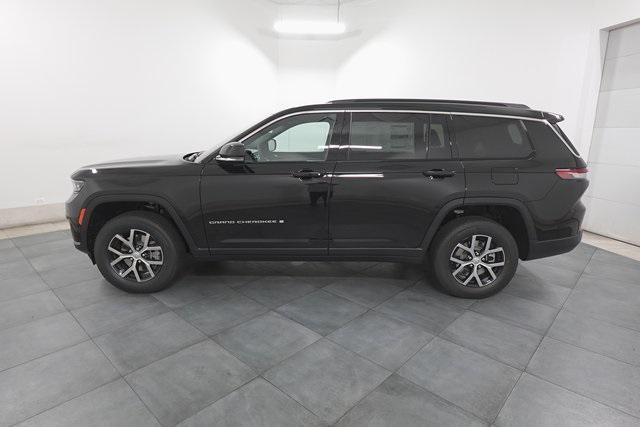 Photo of 2025 Diamond Black Crystal Pearlcoat Jeep Grand Cherokee L