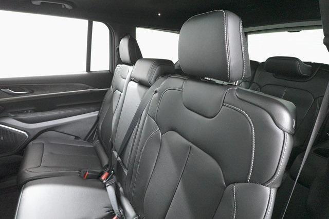 Photo of 2025 Diamond Black Crystal Pearlcoat Jeep Grand Cherokee L