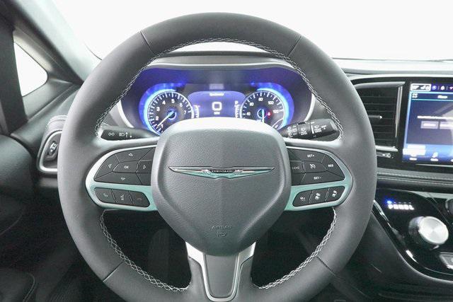 Photo of 2025 Diamond Black Crystal Pearlcoat Chrysler Pacifica