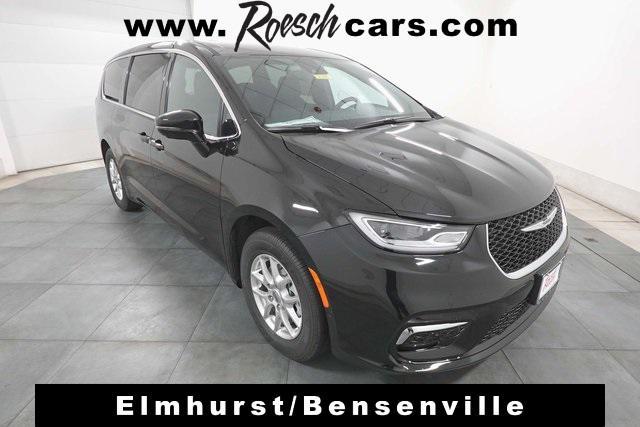 Photo of 2025 Diamond Black Crystal Pearlcoat Chrysler Pacifica
