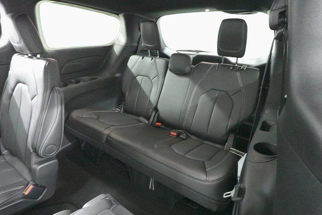 Photo of 2025 Diamond Black Crystal Pearlcoat Chrysler Pacifica